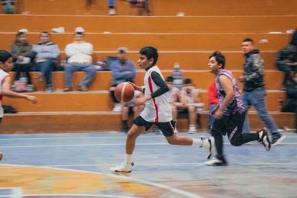 Joven jugador conduciendo el balón en un partido