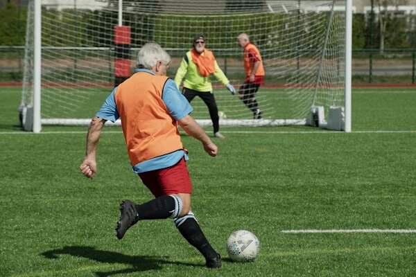 Personas mayores jugando un partido de fútbol