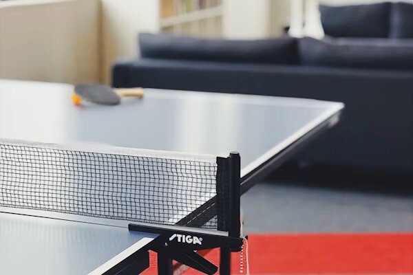Mesa de tenis de mesa plegable en un espacio acogedor