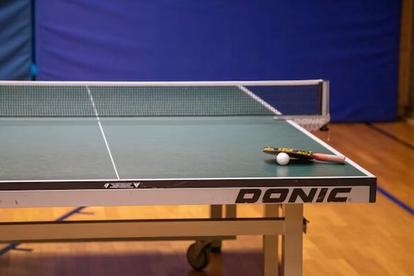 Mesa de tenis de mesa DONIC en un pabellón